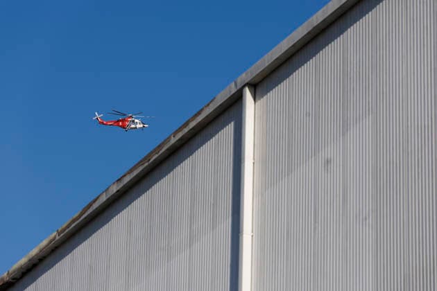 Boyle Heights Warehouse Fire A helicopter is seen as Los Angeles Fire Department crews work to contain a fire at a cold storage facility involving solar panels in Boyle Heights, Los Angeles, California, on June 17, 2026. The fire prompts a smoke advisory and a shelter-in-place for the immediate area. Los Angeles California United States  Copyright: xMatthewxHoenx originalFilename: hoen-boylehei260617_npoZz.jpg
