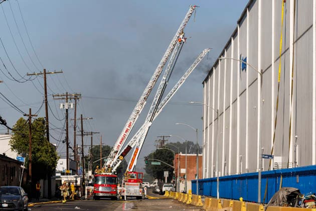 Boyle Heights Warehouse Fire LAFD crews work to contain a fire at a cold storage facility involving solar panels in Boyle Heights, Los Angeles, California, on June 17, 2026. The fire prompts a smoke advisory and a shelter-in-place for the immediate area. Los Angeles California United States  Copyright: xMatthewxHoenx originalFilename: hoen-boylehei260617_npvDE.jpg