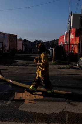 Boyle Heights Warehouse Fire LAFD crews work to contain a fire at a cold storage facility involving solar panels in Boyle Heights, Los Angeles, California, on June 17, 2026. The fire prompts a smoke advisory and a shelter-in-place for the immediate area. Los Angeles California United States  Copyright: xMatthewxHoenx originalFilename: hoen-boylehei260617_npKLL.jpg