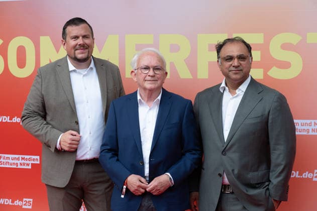 v.l. Thomas LUECKERATH, Lükerath, Geschaeftsfuehrer DWDL Werner SCHWADERLAPP, Aufsichtsratsvorsitzender der Film- und Medienstiftung NRW Walid NAKSCHBANDI, Geschaeftsfuehrer der Film- und Medienstiftung NRW Portraet, Porträt, Portrait, Angeschnittenes Einzelbild, Einzelmotiv, Roter Teppich, Red Carpet Show, Ankunft, arrival, Sommerfest der Film und Medienstiftung NRW in Koeln, 17.06.2026. *** From left
