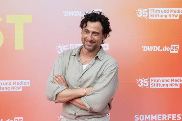Serkan KAYA, Schauspieler, Portraet, Porträt, Portrait, Angeschnittenes Einzelbild, Einzelmotiv, Roter Teppich, Red Carpet Show, Ankunft, arrival, Sommerfest der Film und Medienstiftung NRW in Koeln, 17.06.2026. *** Serkan KAYA, actor, portrait, close-up, single image, single subject, red carpet, red carpet event, arrival, Summer Festival of the Film and Media Foundation NRW in Cologne, June 17, 2026,detected_source_language