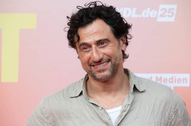 Serkan KAYA, Schauspieler, Portraet, Porträt, Portrait, Angeschnittenes Einzelbild, Einzelmotiv, Roter Teppich, Red Carpet Show, Ankunft, arrival, Sommerfest der Film und Medienstiftung NRW in Koeln, 17.06.2026. *** Serkan KAYA, actor, portrait, close-up, single image, single subject, red carpet, red carpet event, arrival, Summer Festival of the Film and Media Foundation NRW in Cologne, June 17, 2026,detected_source_language