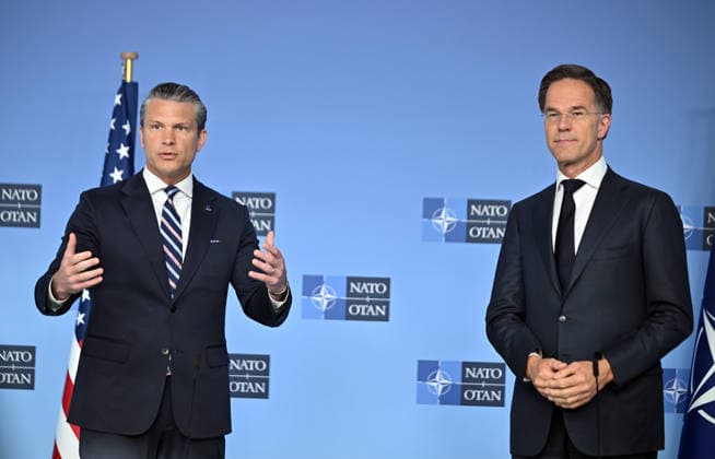 News Bilder des Tages Hegseth and Rutte address ahead of NATO defence ministers meeting BRUSSELS, BELGIUM - JUNE 18: U.S. Defense Secretary Pete Hegseth (L) and NATO Secretary General Mark Rutte (R) deliver joint statements ahead of the NATO Defence Ministers Meeting at NATO Headquarters in Brussels, Belgium, on June 18, 2026. Dursun Aydemir Anadolu Brussels Belgium. Editorial use only. Please get in touch for any other usage.  Copyright: x2026xAnadoluxDursunxAydemirx