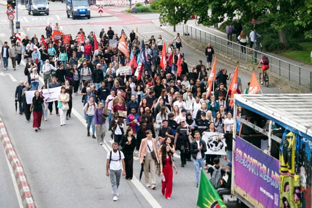 CNTV ASYLDEMO - Ca. 300 Menschen demonstrieren gegen ein schaerferes Asylrecht und gegen Abschiebungen anlaesslich der Innenministerkonferenz 17.06.2026 Hamburg Der Demonstrationszug startete am Hauptbahnhof und endete vor dem CCH Hamburg Deutschland *** CNTV ASYLUM PROTEST