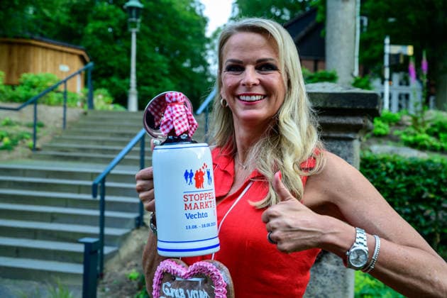 Niedersächsische Botschafterin für Digitalisierung Silke Müller ist Ehrengast auf dem Stoppelmarkt 2026 17.06.2026, Gut Altona, Wildeshausen, Einladung Ehrengast Stoppelmarkt 2026 - , im Bild Am Donnerstag, 13.08.2026, beginnt der Stoppelmarkt in Vechta. Seit mehr als 725 Jahren wird dieses Fest bereits im Oldenburger Münsterland gefeiert. Im Laufe der Jahrhunderte hat es sich zu einem der größten Volksfeste Norddeutschlands entwickelt. Zusammen mit dem Marktausschuss und Kristian Kater (Bürgermeister Stadt Vechta (SPD) wurde dem Ehrengast bei der diesjährigen Eröffnung iSilke Müller, (erste Niedersächsische Botschafterin für Digitalisierung) die Einladung überreicht. Sie kuratierte unter anderem die Digitalisierungsmesse nordphoto GmbHxKFOTO nph00001