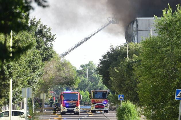 Up to 15 fire crews are working to extinguish a fire in a warehouse in Villaverde, Madrid. Two fire trucks are working to extinguish the fire in a warehouse in Villaverde on June 18, 2026, in Madrid, Spain. Up to 15 fire crews from the Madrid City Council have been working since early this morning to put out a fire at a storage warehouse located on San Mamés Street, in the Villaverde district of Madrid. The fire, which has broken out on three of the building’s four facades, has forced the evacuation of a gas station and has produced a large column of smoke visible even from other parts of Madrid and the surrounding area. June 18, 2026, Madrid, Spain,detected_source_language  Copyright: xGustavoxValientex 7605238