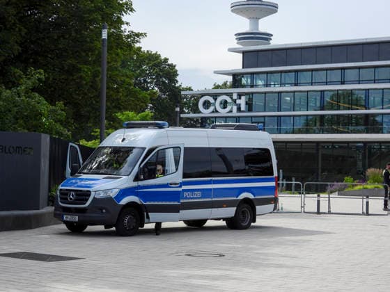 CNTV INNENMINISTER- Aussenansicht Polizisten bewachen das Hamburger CCH , 225.Sitzung der Staendigen Konferenz der Innenminister und Senatoren der Laender am 17. Juni 2026 im Congress Center Hamburg Hamburg Deutschland *** CNTV MINISTERS OF THE INTERIOR Exterior view