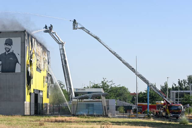 Up to 15 fire crews are working to extinguish a fire at a warehouse in Villaverde, Madrid. Several firefighters are working to extinguish the fire at a warehouse in Villaverde on June 18, 2026, in Madrid, Spain. Up to 15 fire crews from the Madrid City Council have been working since early this morning to put out a fire at a storage warehouse located on San Mamés Street, in the Villaverde district of Madrid. The fire, which has spread across three of the building’s four facades, has forced the evacuation of a gas station and has produced a large column of smoke visible even from other parts of Madrid and the surrounding area. June 18, 2026, Madrid, Spain,detected_source_language  Copyright: xGustavoxValientex 7605280