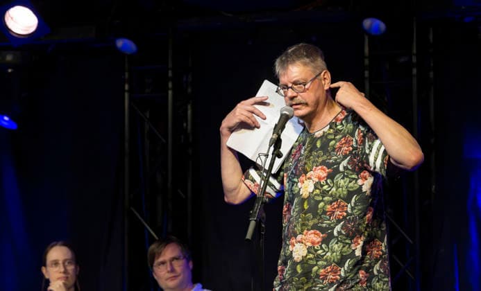 17.06.2026, Deutschland, Sachsen, Dresden, auf dem Foto der Schriftsteller und Autor Andreas Krenzke (Pseudonym Spider), hier während einer Veranstaltung der Lesebühne Sax Royal in der Groove Station als Gastleser fotografiert *** June 17, 2026, Germany, Saxony, Dresden; the photo shows writer and author Andreas Krenzke—pen name Spider—pictured here as a guest reader during an event hosted by the Sax Royal reading series at the Groove Station,detected_source_language
