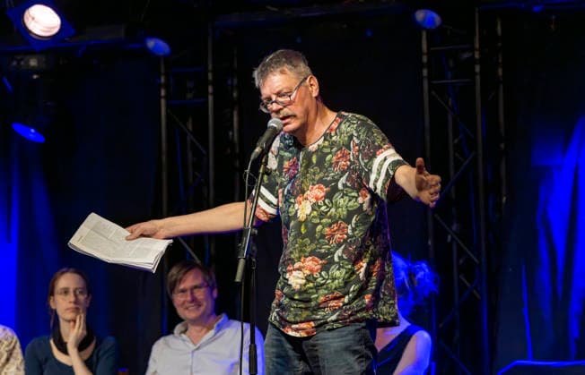 17.06.2026, Deutschland, Sachsen, Dresden, auf dem Foto der Schriftsteller und Autor Andreas Krenzke (Pseudonym Spider), hier während einer Veranstaltung der Lesebühne Sax Royal in der Groove Station als Gastleser fotografiert *** June 17, 2026, Germany, Saxony, Dresden; the photo shows writer and author Andreas Krenzke—pen name Spider—pictured here as a guest reader during an event hosted by the Sax Royal reading series at the Groove Station,detected_source_language