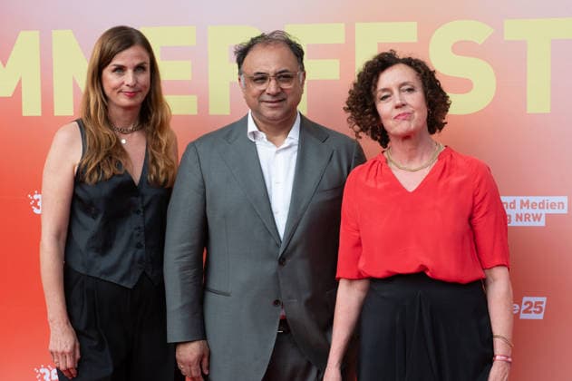 v.l. Janine JACKOWSKI, Produzentin, Walid NAKSCHBANDI, Geschaeftsfuehrer der Film- und Medienstiftung NRW Maria SCHRADER, Schauspielerin, Portraet, Porträt, Portrait, Angeschnittenes Einzelbild, Einzelmotiv, Roter Teppich, Red Carpet Show, Ankunft, arrival, Sommerfest der Film und Medienstiftung NRW in Koeln, 17.06.2026. *** From left