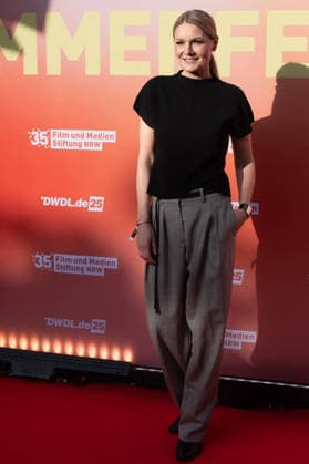 Martina HILL, Schauspielerin, Portraet, Porträt, Portrait, Angeschnittenes Einzelbild, Einzelmotiv, ganze Figur, Ganzkoerper, Roter Teppich, Red Carpet Show, Ankunft, arrival, Sommerfest der Film und Medienstiftung NRW in Koeln, 17.06.2026. *** Martina HILL, actress, portrait, close-up, full-body shot, full-length, red carpet, Red Carpet Show, Arrival, Summer Party of the Film and Media Foundation NRW in Cologne, June 17, 2026,detected_source_language