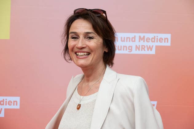 Sandra MAISCHBERGER, Moderatorin, Portraet, Porträt, Portrait, Angeschnittenes Einzelbild, Einzelmotiv, Roter Teppich, Red Carpet Show, Ankunft, arrival, Sommerfest der Film und Medienstiftung NRW in Koeln, 17.06.2026. *** Sandra MAISCHBERGER, Host, Portrait, Single-frame shot, Single subject, Red Carpet, Red Carpet Show, Arrival, Summer Festival of the Film and Media Foundation NRW in Cologne, June 17, 2026,detected_source_language