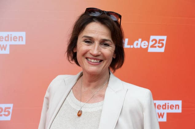 Sandra MAISCHBERGER, Moderatorin, Portraet, Porträt, Portrait, Angeschnittenes Einzelbild, Einzelmotiv, Roter Teppich, Red Carpet Show, Ankunft, arrival, Sommerfest der Film und Medienstiftung NRW in Koeln, 17.06.2026. *** Sandra MAISCHBERGER, Host, Portrait, Single-frame shot, Single subject, Red Carpet, Red Carpet Show, Arrival, Summer Festival of the Film and Media Foundation NRW in Cologne, June 17, 2026,detected_source_language