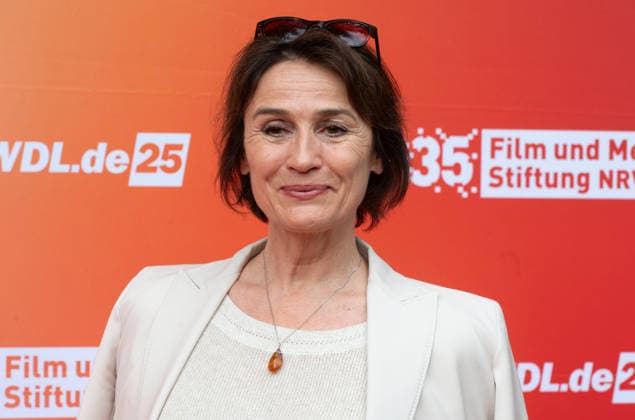 Sandra MAISCHBERGER, Moderatorin, Portraet, Porträt, Portrait, Angeschnittenes Einzelbild, Einzelmotiv, Roter Teppich, Red Carpet Show, Ankunft, arrival, Sommerfest der Film und Medienstiftung NRW in Koeln, 17.06.2026. *** Sandra MAISCHBERGER, Host, Portrait, Single-frame shot, Single subject, Red Carpet, Red Carpet Show, Arrival, Summer Festival of the Film and Media Foundation NRW in Cologne, June 17, 2026,detected_source_language