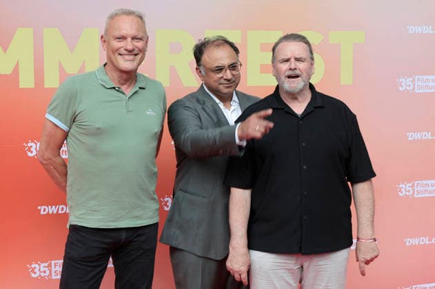 Klaus Nierhoff, Walid Nakschbandi und Felix Vörtler beim Sommerfest zum 35-jährigen Bestehen der Film- und Medienstiftung NRW im Park CafÃ . Köln, 17.06.2026 *** Klaus Nierhoff, Walid Nakschbandi, and Felix Vörtler at the summer party celebrating the 35th anniversary of the Film and Media Foundation NRW at Park Café in Cologne, June 17, 2026,detected_source_language Foto:xR.xSchmiegeltx xFuturexImagex nrw_sommerfest_6624