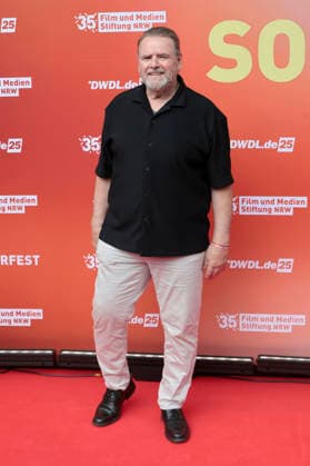 Felix Vörtler beim Sommerfest zum 35-jährigen Bestehen der Film- und Medienstiftung NRW im Park CafÃ . Köln, 17.06.2026 *** Felix Vörtler at the summer festival celebrating the 35th anniversary of the Film and Media Foundation NRW at Park Café in Cologne, June 17, 2026,detected_source_language Foto:xR.xSchmiegeltx xFuturexImagex nrw_sommerfest_6619