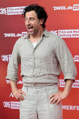 Serkan Kaya beim Sommerfest zum 35-jährigen Bestehen der Film- und Medienstiftung NRW im Park CafÃ . Köln, 17.06.2026 *** Serkan Kaya at the summer festival celebrating the 35th anniversary of the Film and Media Foundation NRW at Park Café in Cologne, June 17, 2026,detected_source_language Foto:xR.xSchmiegeltx xFuturexImagex nrw_sommerfest_6685