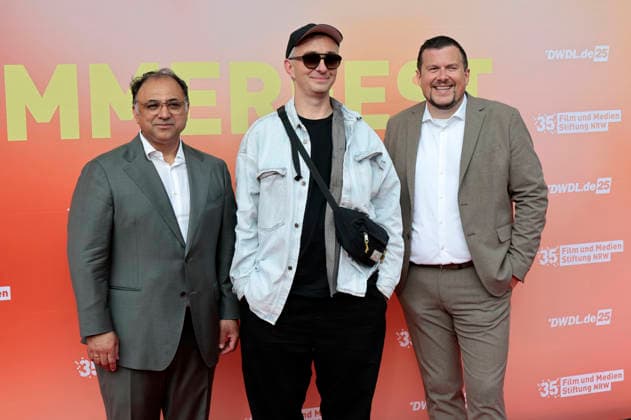 Walid Nakschbandi, Jan Böhmermann und Thomas Lückerath beim Sommerfest zum 35-jährigen Bestehen der Film- und Medienstiftung NRW im Park CafÃ . Köln, 17.06.2026 *** Walid Nakschbandi, Jan Böhmermann, and Thomas Lückerath at the summer party celebrating the 35th anniversary of the Film and Media Foundation NRW at Park Café in Cologne, June 17, 2026,detected_source_language Foto:xR.xSchmiegeltx xFuturexImagex nrw_sommerfest_6689
