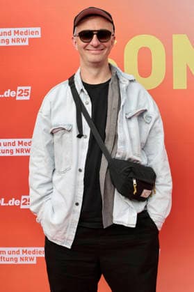 Jan Böhmermann beim Sommerfest zum 35-jährigen Bestehen der Film- und Medienstiftung NRW im Park CafÃ . Köln, 17.06.2026 *** Jan Böhmermann at the summer festival celebrating the 35th anniversary of the Film and Media Foundation NRW at Park Café in Cologne, June 17, 2026,detected_source_language Foto:xR.xSchmiegeltx xFuturexImagex nrw_sommerfest_6692
