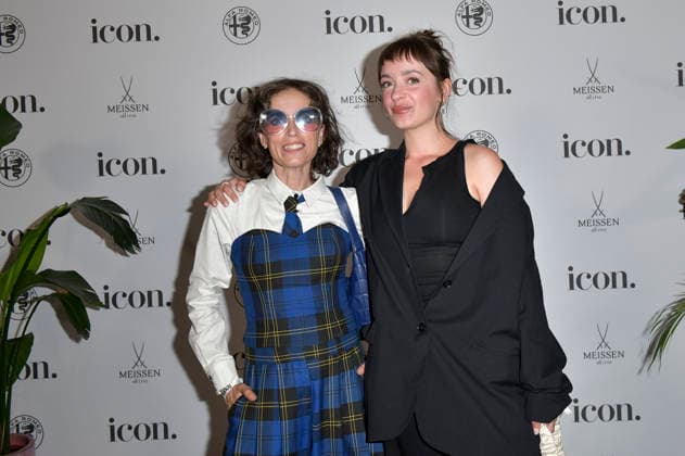 Anna Thalbach mit Tochter Nellie Thalbach beim ICON Summer Dinner in der Manon Brasserie Nouvelle im Hotel Roomers. Berlin, 17.06.2026 *** Anna Thalbach with her daughter Nellie Thalbach at the ICON Summer Dinner at Manon Brasserie Nouvelle in the Hotel Roomers Berlin, June 17, 2026,detected_source_language Foto:xM.xBehrensx xFuturexImagex icon_6122