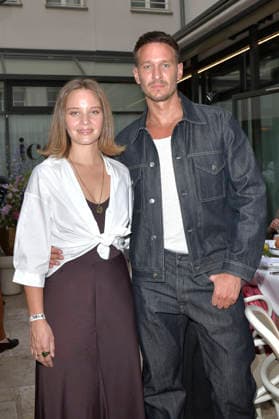 Sonja Gerhardt und Vladimir Burlakov beim ICON Summer Dinner in der Manon Brasserie Nouvelle im Hotel Roomers. Berlin, 17.06.2026 *** Sonja Gerhardt and Vladimir Burlakov at the ICON Summer Dinner at Manon Brasserie Nouvelle at the Hotel Roomers Berlin, June 17, 2026,detected_source_language Foto:xM.xBehrensx xFuturexImagex icon_6176