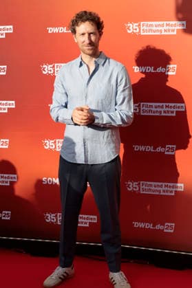 Louis Klamroth beim Sommerfest zum 35-jährigen Bestehen der Film- und Medienstiftung NRW im Park CafÃ . Köln, 17.06.2026 *** Louis Klamroth at the summer festival celebrating the 35th anniversary of the Film and Media Foundation NRW at Park Café in Cologne, June 17, 2026,detected_source_language Foto:xR.xSchmiegeltx xFuturexImagex nrw_sommerfest_6733