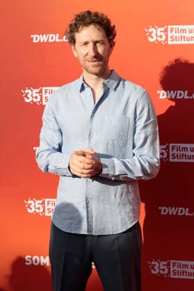 Louis Klamroth beim Sommerfest zum 35-jährigen Bestehen der Film- und Medienstiftung NRW im Park CafÃ . Köln, 17.06.2026 *** Louis Klamroth at the summer festival celebrating the 35th anniversary of the Film and Media Foundation NRW at Park Café in Cologne, June 17, 2026,detected_source_language Foto:xR.xSchmiegeltx xFuturexImagex nrw_sommerfest_6734