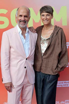 Christoph Maria Herbst mit Ehefrau Gisi Herbst beim Sommerfest zum 35-jährigen Bestehen der Film- und Medienstiftung NRW im Park CafÃ . Köln, 17.06.2026 *** Christoph Maria Herbst with his wife, Gisi Herbst, at the summer celebration marking the 35th anniversary of the Film and Media Foundation NRW at Park Café in Cologne, June 17, 2026,detected_source_language Foto:xR.xSchmiegeltx xFuturexImagex nrw_sommerfest_6757