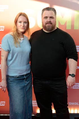 Tristan Seith mit Begleitung beim Sommerfest zum 35-jährigen Bestehen der Film- und Medienstiftung NRW im Park CafÃ . Köln, 17.06.2026 *** Tristan Seith and his guests at the summer festival celebrating the 35th anniversary of the Film and Media Foundation NRW at Park Café in Cologne, June 17, 2026,detected_source_language Foto:xR.xSchmiegeltx xFuturexImagex nrw_sommerfest_6764