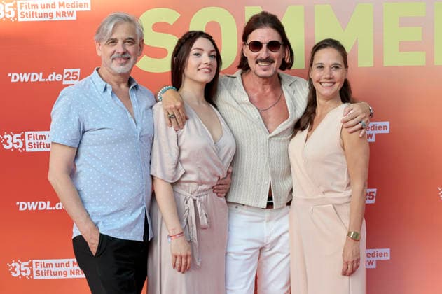 Micke Felgner, Lotte Josefine Virnich, Dean Baykan und Verena Leenders beim Sommerfest zum 35-jährigen Bestehen der Film- und Medienstiftung NRW im Park CafÃ . Köln, 17.06.2026 *** Micke Felgner, Gast, Dean Baykan, and Verena Leenders at the summer party celebrating the 35th anniversary of the Film and Media Foundation NRW at Park Café in Cologne, June 17, 2026,detected_source_language Foto:xR.xSchmiegeltx xFuturexImagex nrw_sommerfest_6780