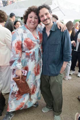 Meltem Kaptan mit Gast beim Sommerfest zum 35-jährigen Bestehen der Film- und Medienstiftung NRW im Park CafÃ . Köln, 17.06.2026 *** Meltem Kaptan with a guest at the summer festival celebrating the 35th anniversary of the Film and Media Foundation NRW at Park Café in Cologne, June 17, 2026,detected_source_language Foto:xR.xSchmiegeltx xFuturexImagex nrw_sommerfest_6786