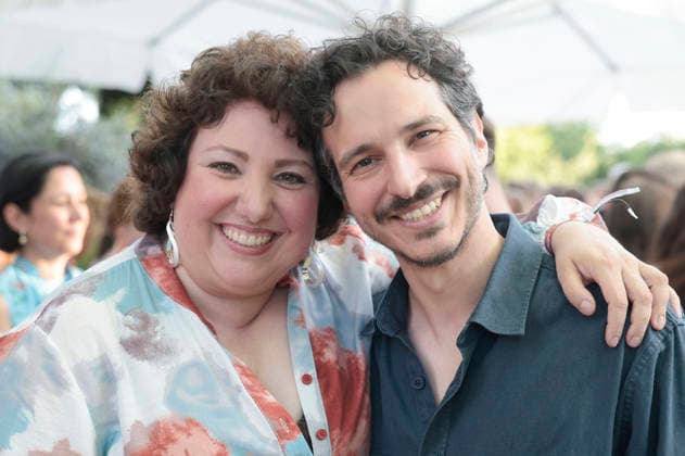 Meltem Kaptan mit Gast beim Sommerfest zum 35-jährigen Bestehen der Film- und Medienstiftung NRW im Park CafÃ . Köln, 17.06.2026 *** Meltem Kaptan with a guest at the summer festival celebrating the 35th anniversary of the Film and Media Foundation NRW at Park Café in Cologne, June 17, 2026,detected_source_language Foto:xR.xSchmiegeltx xFuturexImagex nrw_sommerfest_6788