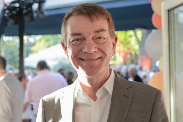 Jörg Schönenborn beim Sommerfest zum 35-jährigen Bestehen der Film- und Medienstiftung NRW im Park CafÃ . Köln, 17.06.2026 *** Jörg Schönenborn at the summer party celebrating the 35th anniversary of the Film and Media Foundation NRW at Park Café in Cologne, June 17, 2026,detected_source_language Foto:xR.xSchmiegeltx xFuturexImagex nrw_sommerfest_6796