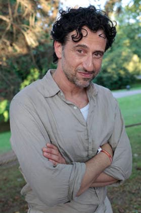 Serkan Kaya beim Sommerfest zum 35-jährigen Bestehen der Film- und Medienstiftung NRW im Park CafÃ . Köln, 17.06.2026 *** Serkan Kaya at the summer festival celebrating the 35th anniversary of the Film and Media Foundation NRW at Park Café in Cologne, June 17, 2026,detected_source_language Foto:xR.xSchmiegeltx xFuturexImagex nrw_sommerfest_6810