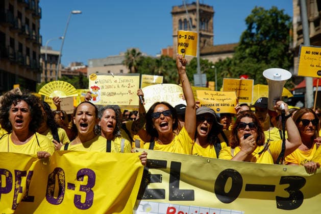 Protest by early childhood educators (ages 0–3) in Barcelona Early childhood educators (ages 0–3) during a protest in support of the strike by early childhood educators (ages 0–3) in Catalonia, on June 18, 2026, in Barcelona, Catalonia, Spain. Workers in the 0–3 age group in Catalonia are protesting low wages, high job insecurity, and high student-to-teacher ratios. They are demanding that their working conditions be brought in line with those of other educational stages, increased public funding, and full recognition of the 0–3 age group as part of the education system and not merely as a childcare service. JUNE 18, 2026 Kike Rincó Spain,detected_source_language  Copyright: xKikexRinconx 7605597