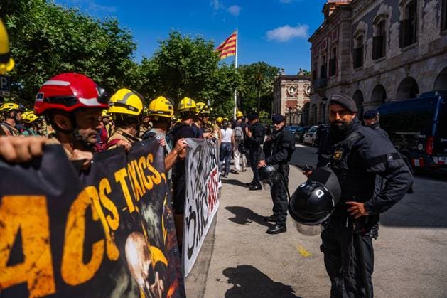 Demonstration by firefighters of the Generalitat of Catalonia in Barcelona. BARCELONA, SPAIN JUNE 2026: Firefighters of the Generalitat of Catalonia take part in a demonstration in central Barcelona. The protest was organized to highlight labor demands and concerns regarding working conditions, staffing levels, and resources within the regional fire service. Barcelona Spain Copyright: x xMarcxAsensioxClupÃ sx xJNAxPressx