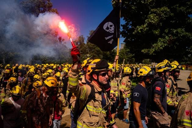News Bilder des Tages Demonstration by firefighters of the Generalitat of Catalonia in Barcelona. BARCELONA, SPAIN JUNE 2026: Firefighters of the Generalitat of Catalonia take part in a demonstration in central Barcelona. The protest was organized to highlight labor demands and concerns regarding working conditions, staffing levels, and resources within the regional fire service. Barcelona Spain Copyright: x xMarcxAsensioxClupÃ sx xJNAxPressx