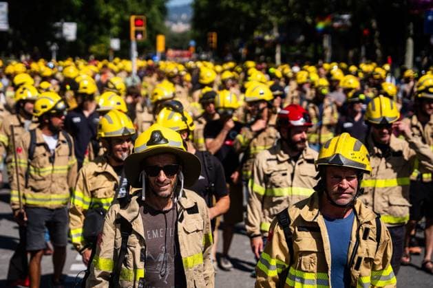 Demonstration by firefighters of the Generalitat of Catalonia in Barcelona. BARCELONA, SPAIN JUNE 2026: Firefighters of the Generalitat of Catalonia take part in a demonstration in central Barcelona. The protest was organized to highlight labor demands and concerns regarding working conditions, staffing levels, and resources within the regional fire service. Barcelona Spain Copyright: x xMarcxAsensioxClupÃ sx xJNAxPressx