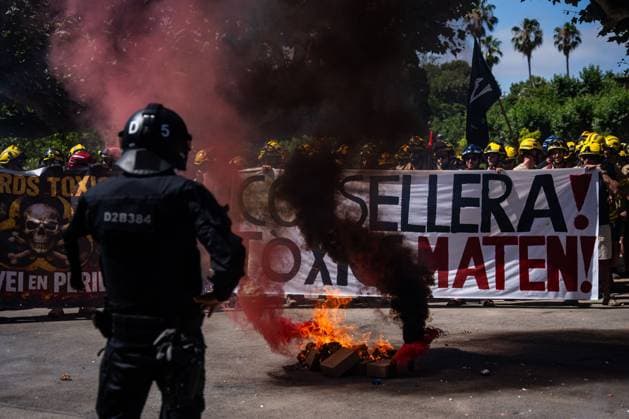 Demonstration by firefighters of the Generalitat of Catalonia in Barcelona. BARCELONA, SPAIN JUNE 2026: Firefighters of the Generalitat of Catalonia take part in a demonstration in central Barcelona. The protest was organized to highlight labor demands and concerns regarding working conditions, staffing levels, and resources within the regional fire service. Barcelona Spain Copyright: x xMarcxAsensioxClupÃ sx xJNAxPressx