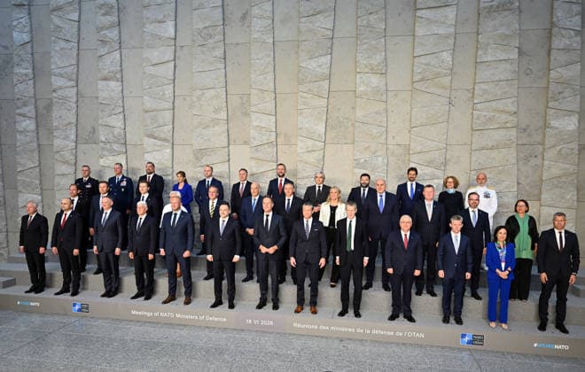 News Bilder des Tages NATO Defence Ministers Meeting in Brussels BRUSSELS, BELGIUM - JUNE 18: NATO Secretary General Mark Rutte (front-7th L), UK Defense Minister Dan Jarvis (front-5thR), U.S. Defense Secretary Pete Hegseth (front-6th R), Turkish Minister of National Defense Yasar Guler (front-4th R), and Swedish Defense Minister Pal Janson (front- 3rd R) take part in a family photo during the NATO Defence Ministers Meeting at NATO Headquarters in Brussels, Belgium, on June 18, 2026. Dursun Aydemir Anadolu Brussels Belgium. Editorial use only. Please get in touch for any other usage.  Copyright: x2026xAnadoluxDursunxAydemirx