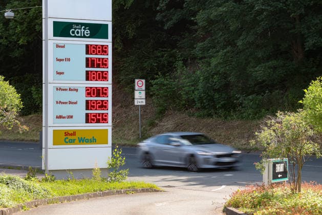 Seit dem 01.05.2026 gilt der Tankrabatt. Die Bundesregierung hat die Energiesteuer auf Benzin und Diesel bis Ende Juni gesenkt. Die Ersparnis soll bei rund 17 Cent pro Liter liegen. SHELL Tankstelle in Siegen am Vormittag. Die Preise fallen. Die aktuellen Spritpreise fuer (für) Diesel, Super E10 und Super liegen unter 2 Euro. Tankstelle, Spritpreise am 18.06.2026 in Siegen Deutschland. *** The fuel rebate has been in effect since May 1, 2026. The federal government has reduced the energy tax on gasoline and diesel through the end of June. The savings are expected to be around 17 cents per liter. A SHELL gas station in Siegen this morning. Prices are falling. The current fuel prices for diesel, Super E10, and Super are below 2 euros. Gas s