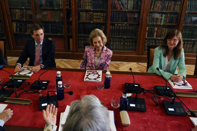 Queen Sofía presides over the meeting with the Board of Trustees of the Spanish Kidney Foundation and the presentation of the Ínigo Álvarez de Toledo Awards. The mayor of Madrid, José Luis Martínez Almeida, and Queen Sofía during the meeting with the Board of Trustees of the Spanish Renal Foundation at the Royal National Academy of Medicine, on June 18, 2026, in Madrid, Spain. The awards, now in their 38th year, aim to promote nephrological research in Spain, and are the highest honor awarded in our country for research related to kidney disease. BOARD OF TRUSTEES OF THE SPANISH RENAL FOUNDATION QUEEN ROYALTY Ángel Díaz Brin Madrid Madrid, Spain,detected_source_language  Copyright: xÃngelxDiazxBrinasx 7605816