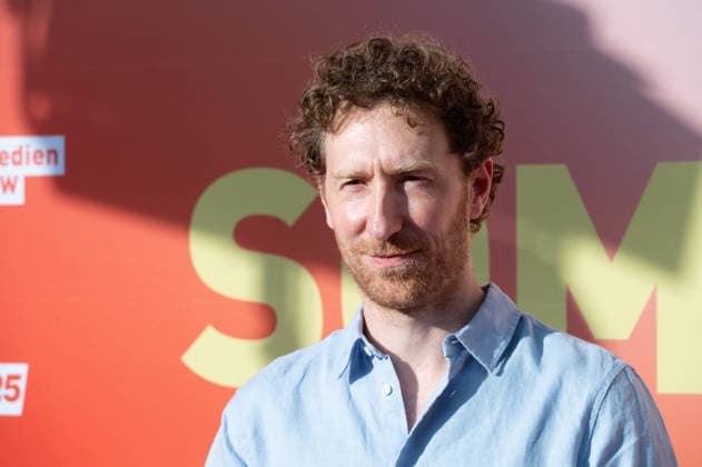 Louis KLAMROTH, Moderator, Portraet, Porträt, Portrait, Angeschnittenes Einzelbild, Einzelmotiv, Roter Teppich, Red Carpet Show, Ankunft, arrival, Sommerfest der Film und Medienstiftung NRW in Koeln, 17.06.2026. *** Louis KLAMROTH, Host, Portrait, Close-up, Single Image, Single Motif, Red Carpet, Red Carpet Show, Arrival, Summer Festival of the Film and Media Foundation NRW in Cologne, June 17, 2026,detected_source_language