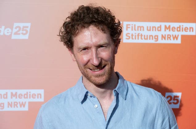 Louis KLAMROTH, Moderator, Portraet, Porträt, Portrait, Angeschnittenes Einzelbild, Einzelmotiv, Roter Teppich, Red Carpet Show, Ankunft, arrival, Sommerfest der Film und Medienstiftung NRW in Koeln, 17.06.2026. *** Louis KLAMROTH, Host, Portrait, Close-up, Single Image, Single Motif, Red Carpet, Red Carpet Show, Arrival, Summer Festival of the Film and Media Foundation NRW in Cologne, June 17, 2026,detected_source_language