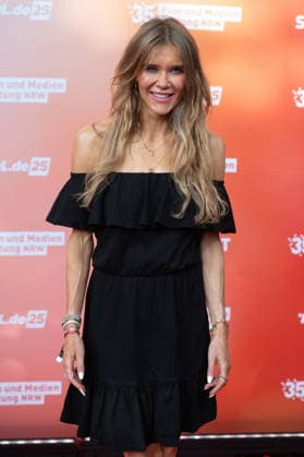 Laura KARASEK, Moderatorin, Portraet, Porträt, Portrait, Angeschnittenes Einzelbild, Einzelmotiv, Roter Teppich, Red Carpet Show, Ankunft, arrival, Sommerfest der Film und Medienstiftung NRW in Koeln, 17.06.2026. *** Laura KARASEK, Host, Portrait, Single-frame shot, Single subject, Red Carpet, Red Carpet Show, Arrival, Summer Festival of the Film and Media Foundation NRW in Cologne, June 17, 2026,detected_source_language