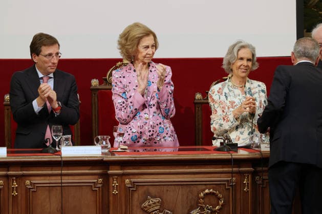 Queen Sofía presides over the meeting with the Board of Trustees of the Spanish Renal Foundation and the Ínigo Álvarez de Toledo Awards ceremony. The mayor of Madrid, José Luis Martínez Almeida, Queen Sofía, and the president of the Ínigo Álvarez de Toledo Renal Foundation, Isabel Entero, during the awards ceremony at the Royal National Academy of Medicine on June 18, 2026, in Madrid, Spain. The awards, now in their 38th year, aim to promote nephrology research in Spain, and are the highest honor awarded in our country for research related to kidney disease. BOARD OF TRUSTEES OF THE SPANISH KIDNEY FOUNDATION QUEEN ROYALTY Ángel Díaz Brin Madrid, Spain,detected_source_language  Copyright: xÃngelxDiazxBrinasx 7605844