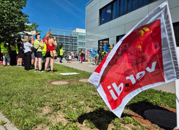 MUNICH, GERMANY - JUNE 18, 2026: Employees of the Bavarian public broadcaster BR take part in a warning strike organized by ver.di and the Bavarian Journalists Association (BJV) during an ongoing wage dispute. Warning strike at the Bayerischer Rundfunk (BR) in Munich. The unions ver.di and BJV are demanding a 7 percent increase in salaries and freelance fees as well as improved conditions for employees and freelancers during the current collective bargaining negotiations. *** MÜNCHEN, DEUTSCHLAND, 18. JUNI 2026 Mitarbeiter des Bayerischen Rundfunks (BR) nehmen an einem Warnstreik teil, der von ver.di und dem Bayerischen Journalistenverband (BJV) im Rahmen eines laufenden Tarifkonflikts organisiert wurde. Warnstreik beim Bayerischen Rundf Copyright: xx