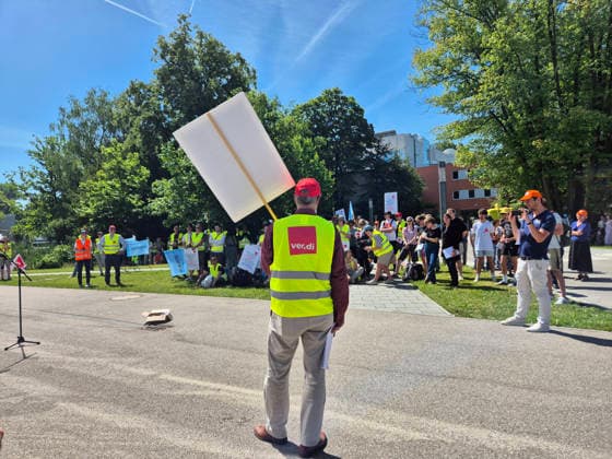 MUNICH, GERMANY - JUNE 18, 2026: Employees of the Bavarian public broadcaster BR take part in a warning strike organized by ver.di and the Bavarian Journalists Association (BJV) during an ongoing wage dispute. Warning strike at the Bayerischer Rundfunk (BR) in Munich. The unions ver.di and BJV are demanding a 7 percent increase in salaries and freelance fees as well as improved conditions for employees and freelancers during the current collective bargaining negotiations. *** MÜNCHEN, DEUTSCHLAND, 18. JUNI 2026 Mitarbeiter des Bayerischen Rundfunks (BR) nehmen an einem Warnstreik teil, der von ver.di und dem Bayerischen Journalistenverband (BJV) im Rahmen eines laufenden Tarifkonflikts organisiert wurde. Warnstreik beim Bayerischen Rundf Copyright: xx