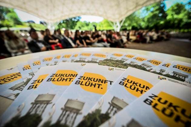 Pressekonferenz im Grugapark Essen, Picknick XXL: Die Internationale Gartenausstellung (IGA) 2027 Ruhrgebiet will am 20. Juni 2027 bis zu 100.000 Menschen zum IGA-Picknick zusammenbringen. An mehr als 50 Standorten im gesamten Ruhrgebiet sollen sie zusammenkommen und einen möglichen Weltrekord aufstellen. Die Veranstaltung wird gemeinsam mit zahlreichen Kommunen und Partnern aus der Region umgesetzt und soll die Vielfalt, den Zusammenhalt und die grünen Qualitäten der Region sichtbar machen. Die Schirmherrschaft übernimmt NRW-Ministerpräsident Hendrik Wüst. ** NUR FÜR REDAKTIONELLE ZWECKE ** EDITORIAL USE ONLY **<p>Flyer der IGA liegen auf einem Tisch am Donnerstag, dem 18. Juni 2026. IGA 2027 plant Picknick-Weltrekord für das Copyright: KerstinxKokoska doc86cadgw6myo3298bt29 ,EDITORIAL USE ONLY